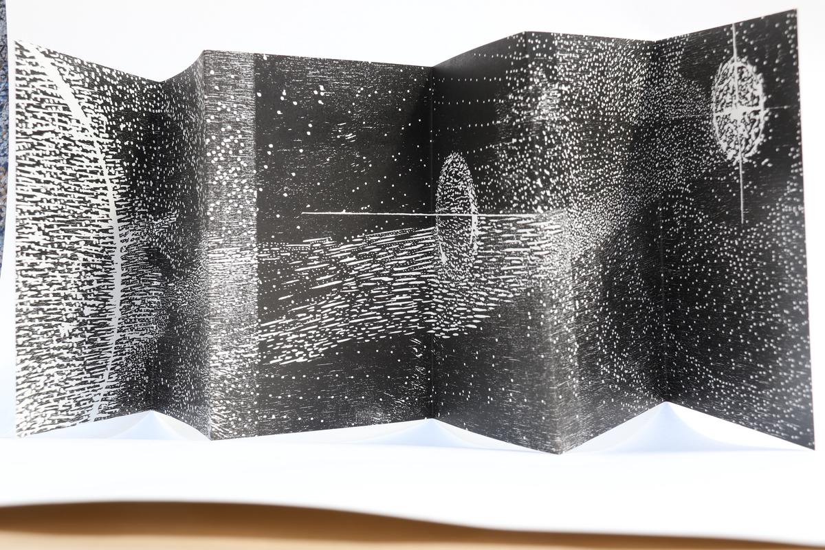 MooN,leporello, xylographie sur papier arjomari, 93,5x23 cm, 2021